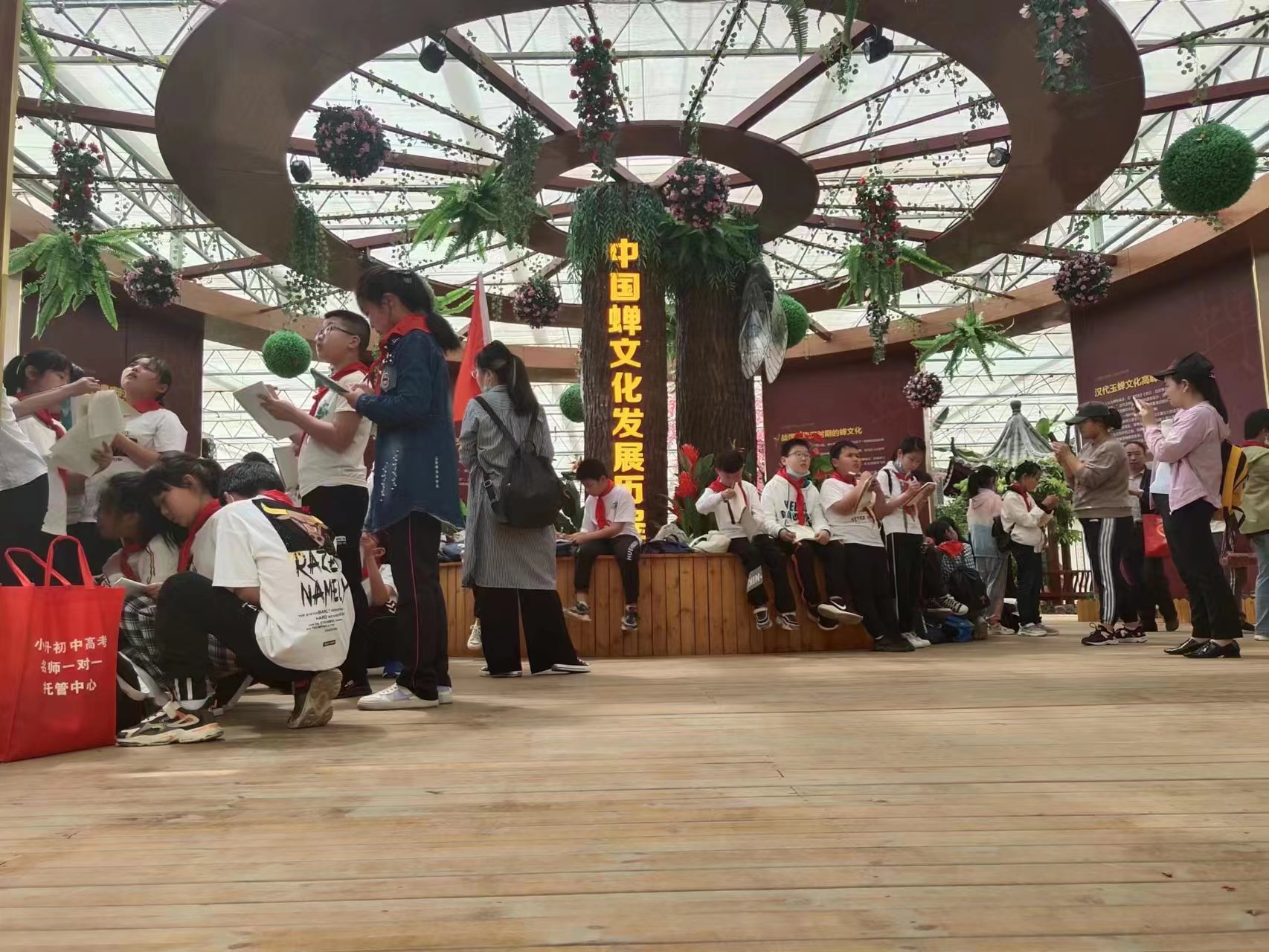 各地中小學(xué)生來(lái)茂豐金蟬科普示范基地研學(xué)